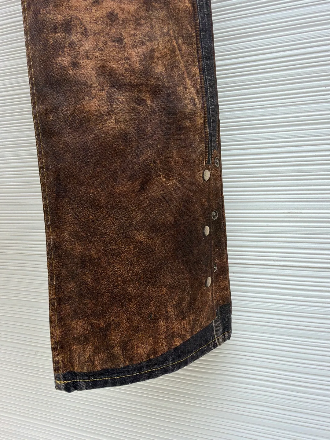 Acne Studios 3D trompe l'oeil retro printed jeans ●Original version: Purchased and developed by 4309 ●Item number: 1681025-A80 ●Material: denim fabric ●Technology: distressed print production ●Version: loose fit ●Weight: about 650 grams ●Size: 42-44-46-48-50-52 ●Description: This pair of jeans uses a seasonal "deception" shorts print, made of canvas, with a polished surface and a soft touch. Cut to a regular fit, they have a medium waist and wide, straight legs that flare slightly from the knee. The trompe l'oeil print of distressed denim and retro leather is the core, seamlessly blending the textures and colors of the two materials. The metal buckle on the front adds a cool layer, the zipper and rivet design on the trouser legs hide punk genes, and the lace-up element on the back waist injects a touch of retro romance into the whole. Wear jeans into an artistic piece that can be either salty or sweet. The overall wiring is straight and delicate, the fabric is comfortable and soft, and the color is consistent without color difference. It can be matched with the same style to create a fashionable look and control various occasions. Customized accessories, complete with three standards, same style for men and women!